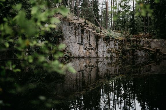 Druhý reliéf představuje oči, které symbolizují sledování a dozor. Zlaté oči poukazují na moderní technologie, které dnes sledují téměř každý náš pohyb.