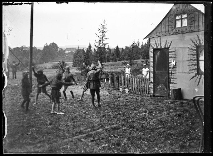 Archivní snímky neznámých autorů z let cca1900-1945, které zachraňuje fotograf Martin Wágner v rámci projektu "Negativy z popelnice" a dokumentuje tak zmizelý svět.