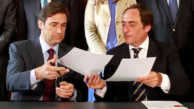 Portugalsko má novou vládu. Na snímku premiér Pedro Passos Coelho (vlevo), šéf Sociálnědemokratické strany, který podepsal koaliční smlouvu s šéfem Lidové strany Paulem Portasem (vpravo).