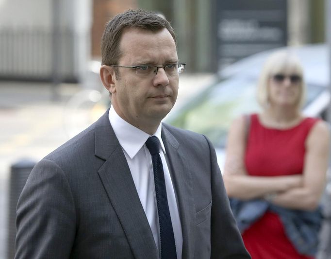 Andy Coulson před soudní budovou.