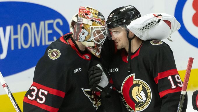 Linus Ullmark (vlevo) a Drake Batherson oslavují vítězství Ottawy v NHL.