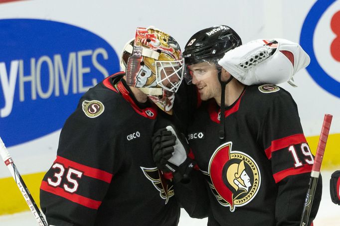 Linus Ullmark (vlevo) a Drake Batherson oslavují vítězství Ottawy v NHL.