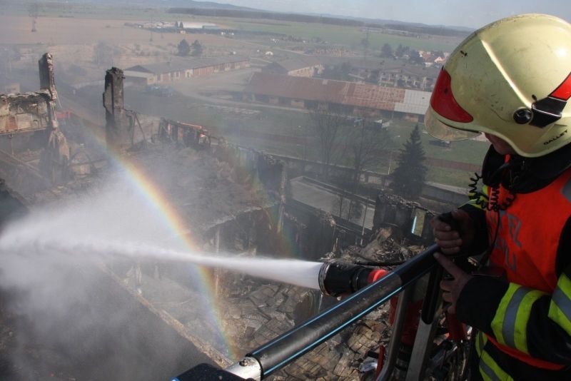 Čtvrtý den zásahu u požáru továrny v Chropyni na Kroměřížsku