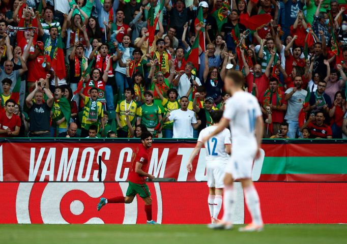 Goncalo Guedes slaví gól na 2:0 v zápase Ligy národů Portugalsko - Česko