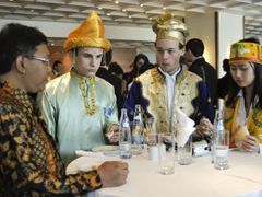 Delegace Indonésie při coffee breaku vede rozpravu s prvním tajemníkem indonésské ambasády Azisem Nurwahyudi. Ambasáda delegátům na zahájení zapůjčila tradiční indonésský oděv. Studentka - velvyslankyně Indonésie Nguyen Minh Huong podle svých slov díky několikaleté účasti na summitu ztratila iluze o diplomacii. A to je, jak sama řekla, dobře.