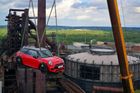 Mini JCW se vznáší nad vítkovickými pecemi. Stalo se tak jednou z hvězd ostravského festivalu