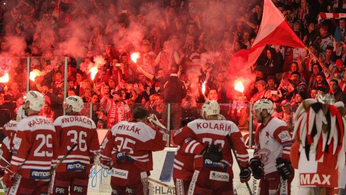 Prohlédněte si fotografie ze čtvrtého semifinále první ligy, které rozhodlo o tom, že se hokejisté Slavie přes České Budějovice probojovali do baráže o extraligu. Sérii vyhráli hladce 4:0 na zápasy.