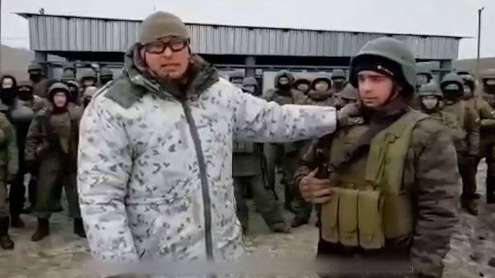 "Jsou skoro nazí." Ruský velitel ve videu ukázal žalostné vybavení mobilizovaných; Zdroj foto: Aktuálně.cz/Telegram/Sibir Media
