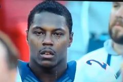 VIDEO Americký fotbalista se při hymně dojal k slzám