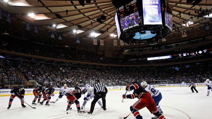 Madison Square Garden při hokejovém utkání NHL.