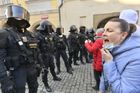 Demonstrace v Praze skončily předčasně. Policie několik lidí zadržela