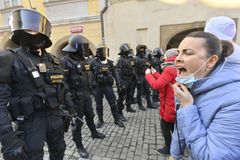 Demonstrace v Praze skončily předčasně. Policie několik lidí zadržela