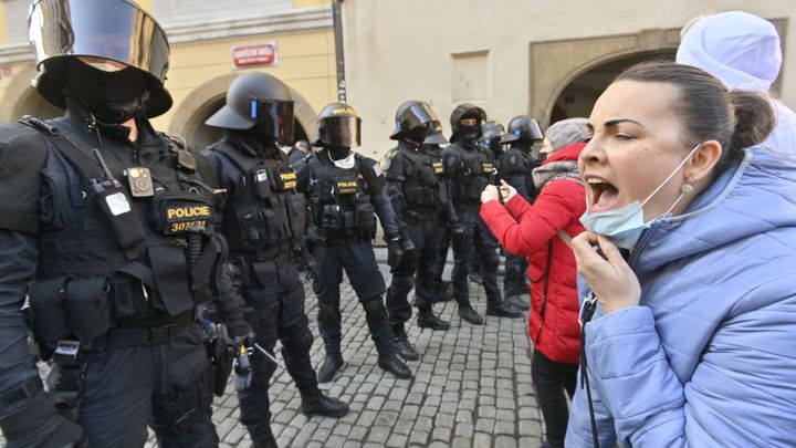Demonstrace v Praze skončily předčasně. Policie několik lidí zadržela