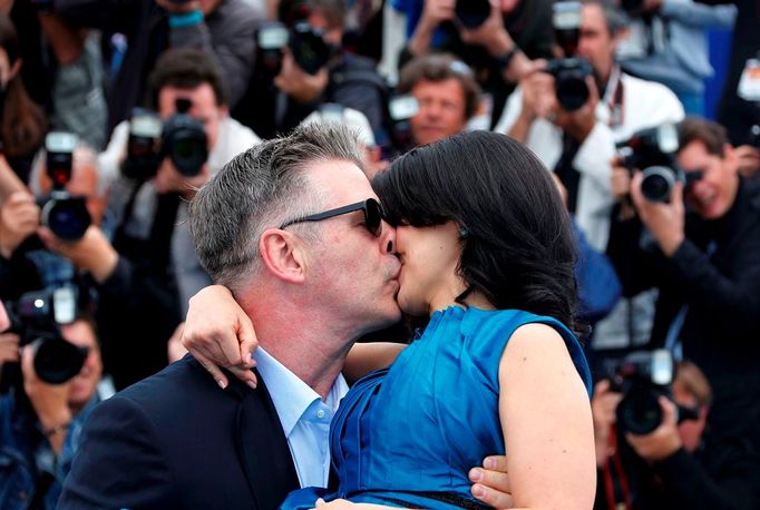 Alec Baldwin (L) kisses his wife Hilaria Thomas