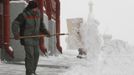 A worker removes snow near Red Square, with St. Basil's Cathedral seen in the background, during heavy snowfall in central Moscow, November 29, 2012. REUTERS/Sergei Karpukhin (RUSSIA - Tags: ENVIRONMENT CITYSPACE) Published: Lis. 29, 2012, 11:35 dop.