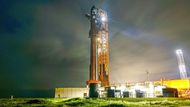 Americká společnost SpaceX v úterý úspěšně vypustila první testovací sérii maket satelitů Starlink a zároveň prověřila nové dlaždice tepelného štítu při návratu atmosférou. Raketa Starship tak dosáhla milníků, které dosud blokovala série nepovedených pokusů.