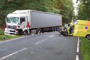 Nehoda sanitky s kamionem stála život řidiče a pacienta