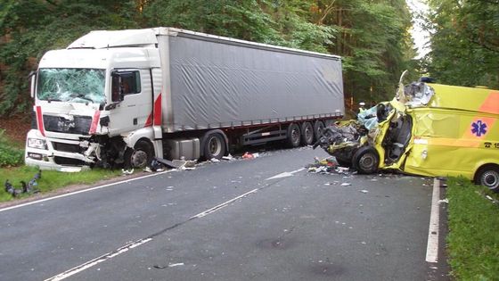 Nehoda sanitky s kamionem stála život řidiče a pacienta