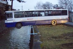 Nádražím jel prázdný autobus. Zastavil se nad řekou