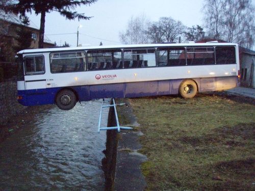 Autobus nad řekou