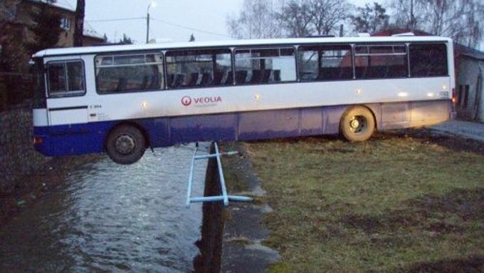 Autobus prorazil zábradlí a zůstal viset nad řekou.