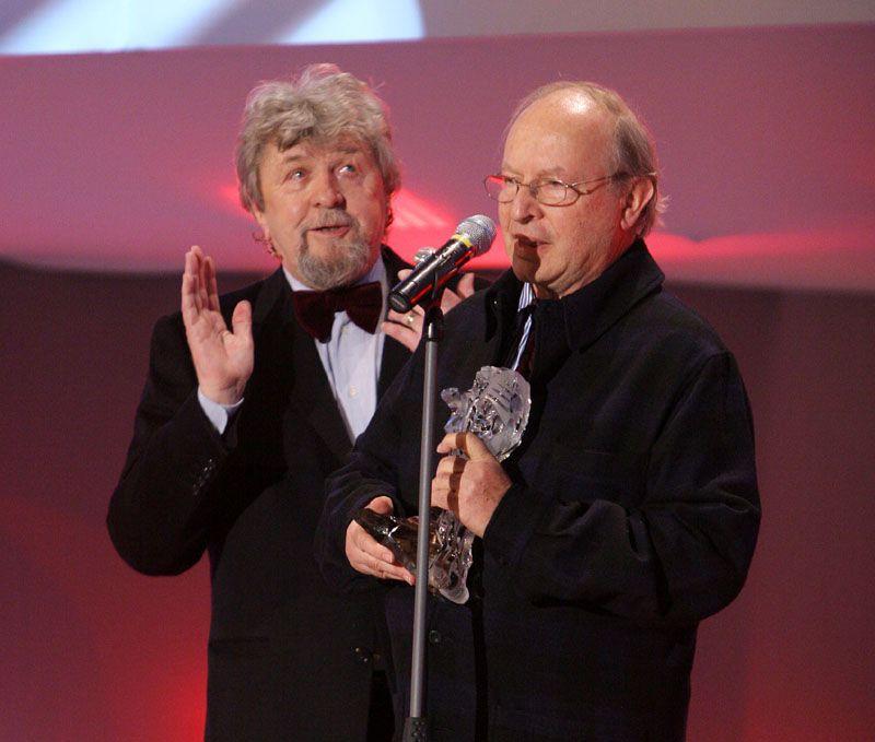 Ivan Passer (vpravo) převzal od Miroslava Ondříčka lva za celoživotní přínos českému filmu