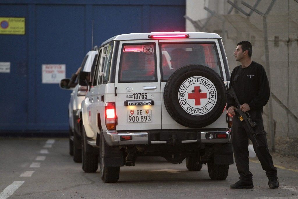 Čekání na stovky palestinských vězňů - Červený kříž