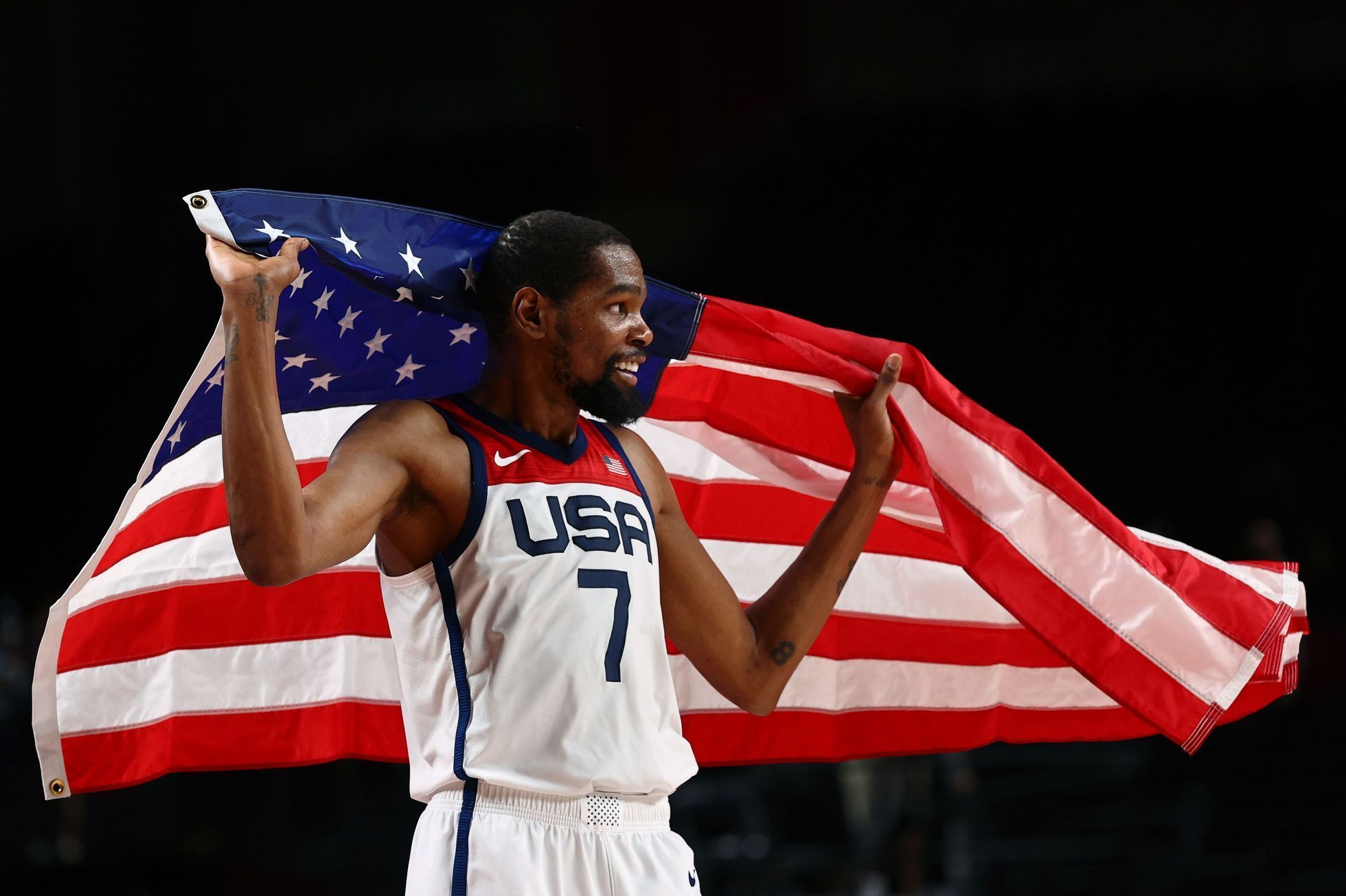 Kevin Durant slaví vítězství amerických basketbalistů na OH 2020