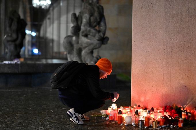 Lidé přicházejí pokládat svíčky za oběti střelby před budovu pražského Karolina.