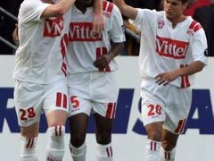 Fotbalisté Nancy se radují z jedné ze tří branek v síti Schalke.