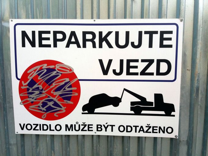 Volební řež: Neparkujte, vjezd, tuhle stranu bych volil.