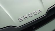 Poprvé nemá sériová Škoda na kapotě okřídlený šíp, ale nápis "Škoda".