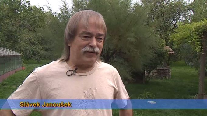 Písničkář Slávek Janoušek vysvětluje své vystoupení v České televizi.