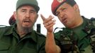 Venezuelský prezident Hucho Chávez (vpravo) hovoří s kubánským vůdcem Fidelem Castrem. Přístav Pampatar na venezuelském ostrově Margarita, 11. prosince 2001.
