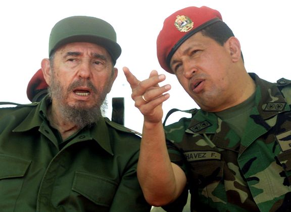 Venezuelský prezident Hucho Chávez (vpravo) hovoří s kubánským vůdcem Fidelem Castrem. Přístav Pampatar na venezuelském ostrově Margarita, 11. prosince 2001.