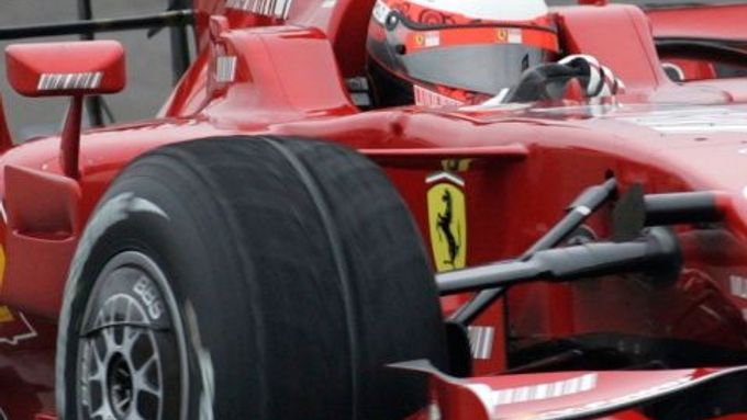 Felipe Massa novému monopostu Ferrari F2008 věří. I přes víkendové problémy.