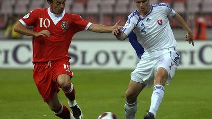 Slovák Vratislav Greško (vpravo) a Simon Davies z Walesu bojují o míč.