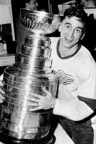 Ted Lindsay se Stanley Cupem