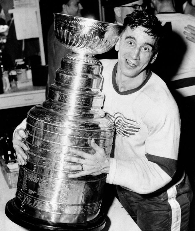 Ted Lindsay se Stanley Cupem