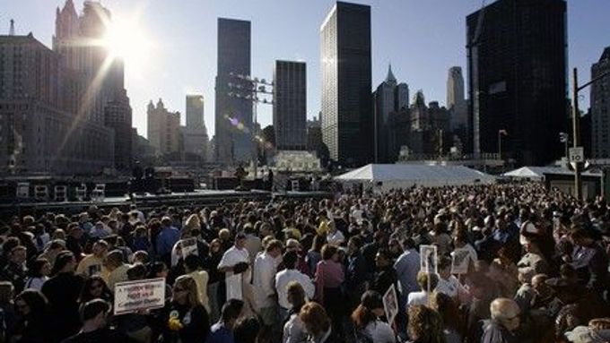 Rodiny obětí si nedávno přišly připomenout 5. výročí útoků na budovy WTC. Ochrání je proti dalším podobným katastrofám politika G. W. Bushe?