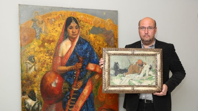Galerista Tomáš Hejtmánek s obrazem Rámájana a Preislerovým Milosrdným Samaritánem