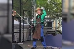 Předvolební bizár: Okamura jako Béda Trávníček se sekačkou. Inspiroval se v Argentině