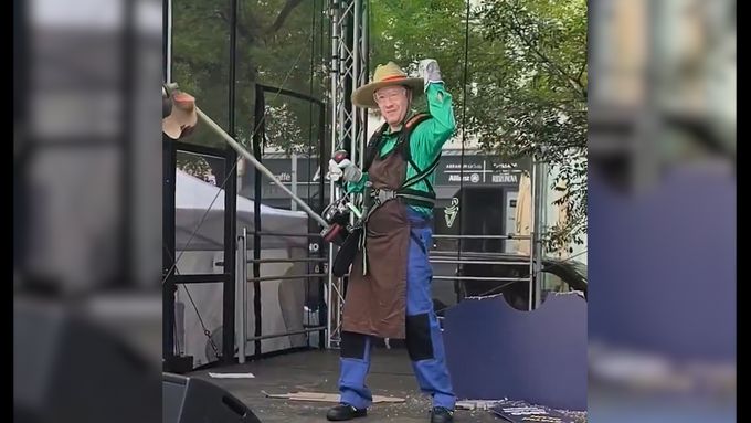 Tomio Okamura v Ostravě vylezl na pódium s křovinořezem