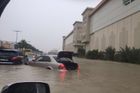 Utopená auta, spousta nehod. Podívejte se, jak vypadají ulice v Dubaji, když se přežene silná bouřka