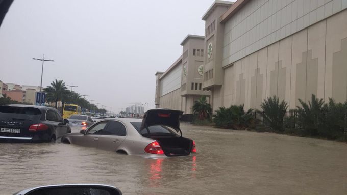 Když v Dubaji naprší, během chvíle jsou silnice pod vodou.