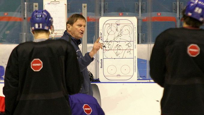 Trenér Alois Hadamczik českým hráčům názorně vysvětluje taktiku proti Kanadě a v hlavě nosí jména případných posil z NHL.