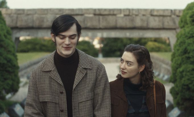 Z filmu Nepela režiséra Gregora Valentoviče. Na snímku Josef Trojan jako Nepela a Antonie Formanová jako krasobruslařka Hana Mašková.