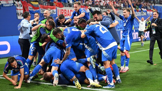 Fotbalisté Itálie slaví gól, který vstřelil Mattia Zaccagni v osmé minutě nastavení do sítě Chorvatska a který jim zařídil postup