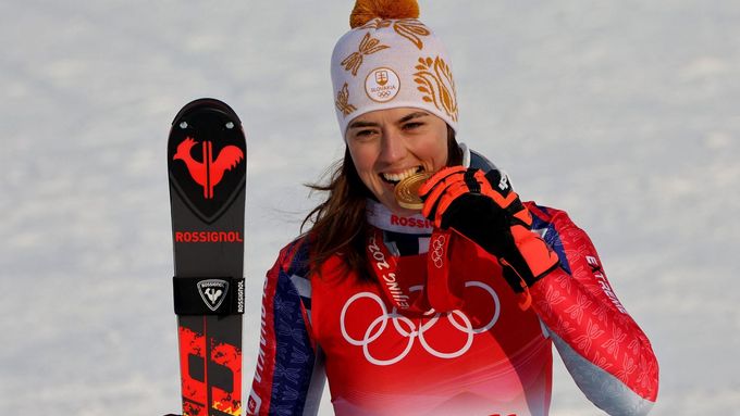 Petra Vlhová se zlatou olympijskou medailí ze slalomu.