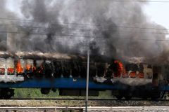 Za zapálení vlaku dostali muslimové v Indii trest smrti